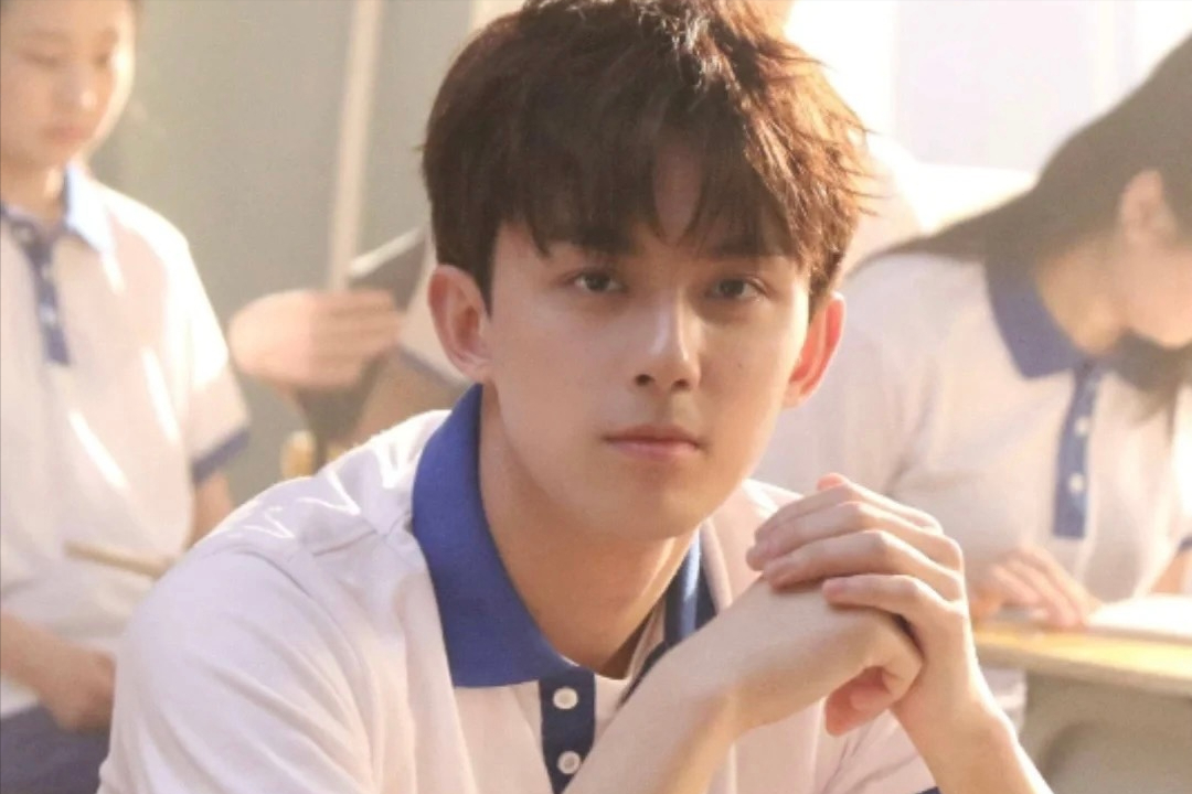 这届网友太严格！吴磊高中毕业照被翻出，提出的质疑犀利又无语