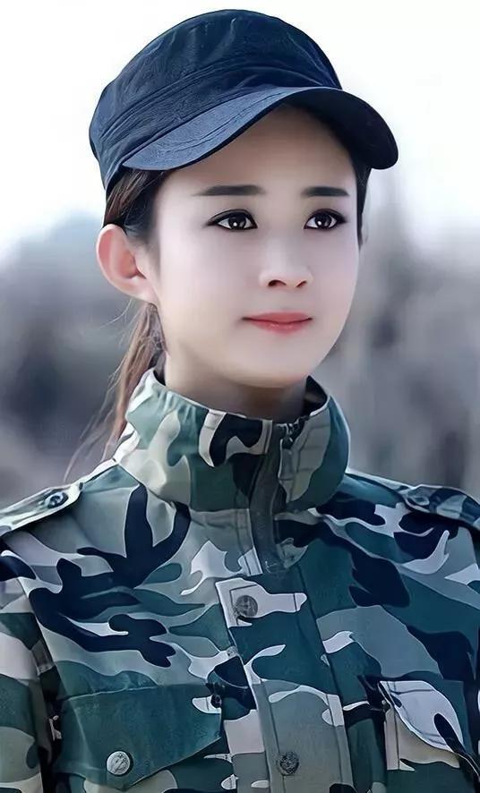 24明星军装女神美照，气质唯美，自信从容，美丽大方