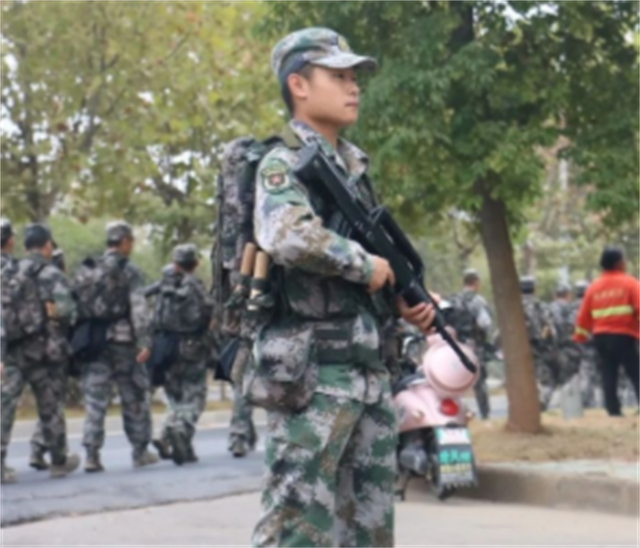 5年过去了，当年在工地上收到大学通知书的搬砖男孩，当上了军官