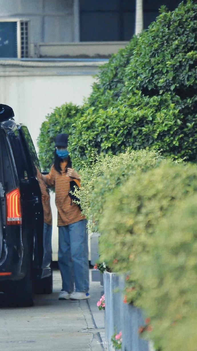 迪丽热巴近日机场私服，简单舒服就很好看。 ​​​