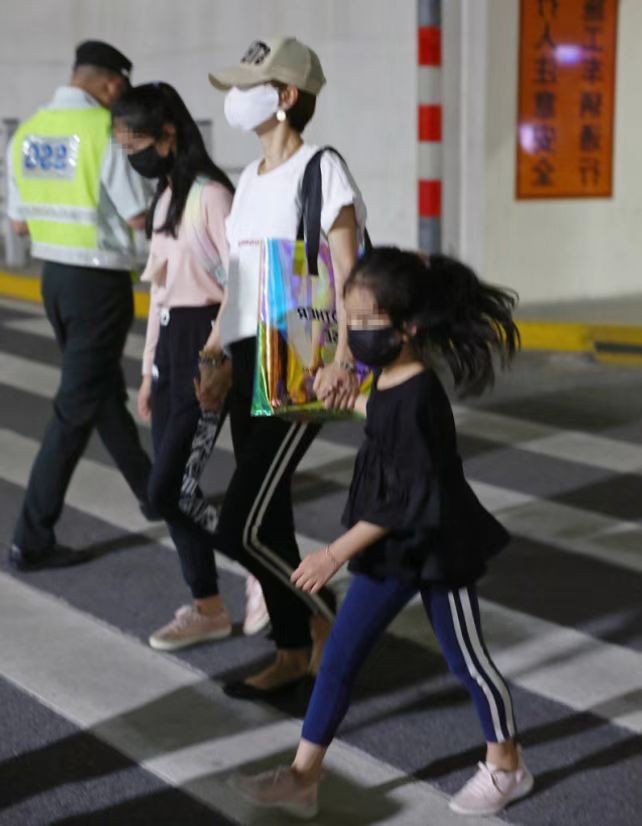 马伊琍品味真该提升了！娘仨穿成彼此翻版，但款式风格未免太普通