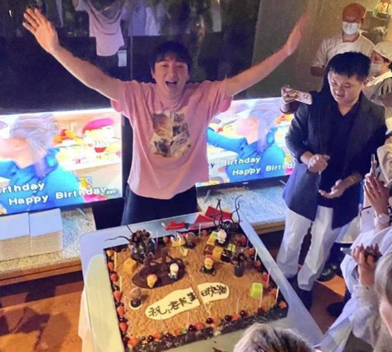 王思聪三亚庆34岁生日，比去年低调许多，身边仍然美女如云