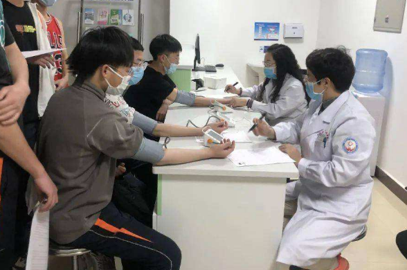 学生担心高考体检需要全部脱光，尴尬得想逃跑，医生乐了：想太多