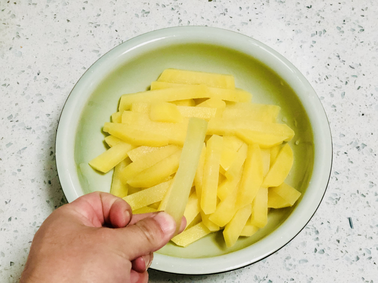 快餐店畅销的炸薯条，自己在家就能做，成本不到3元，孩子吃嗨了