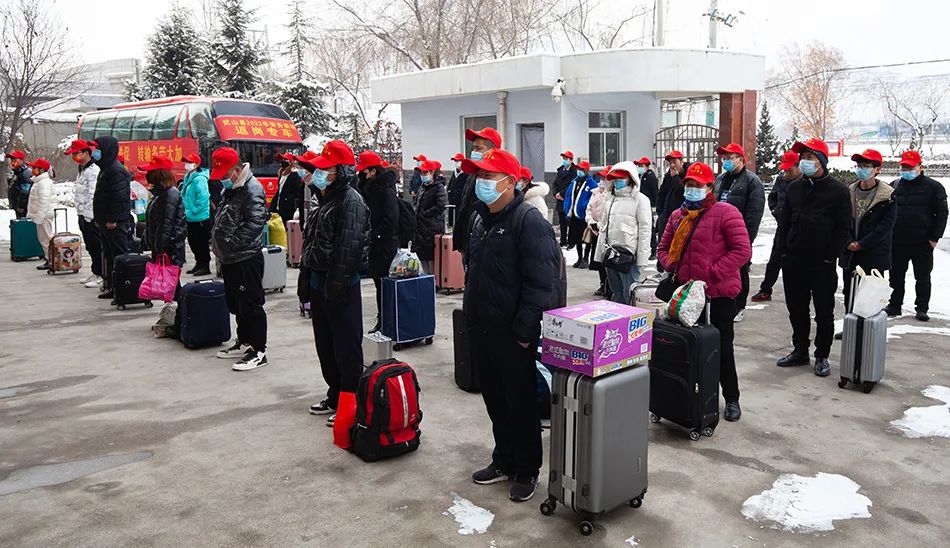 武山县首批46名务工人员搭乘“春风”快车赴江苏、浙江等地务工