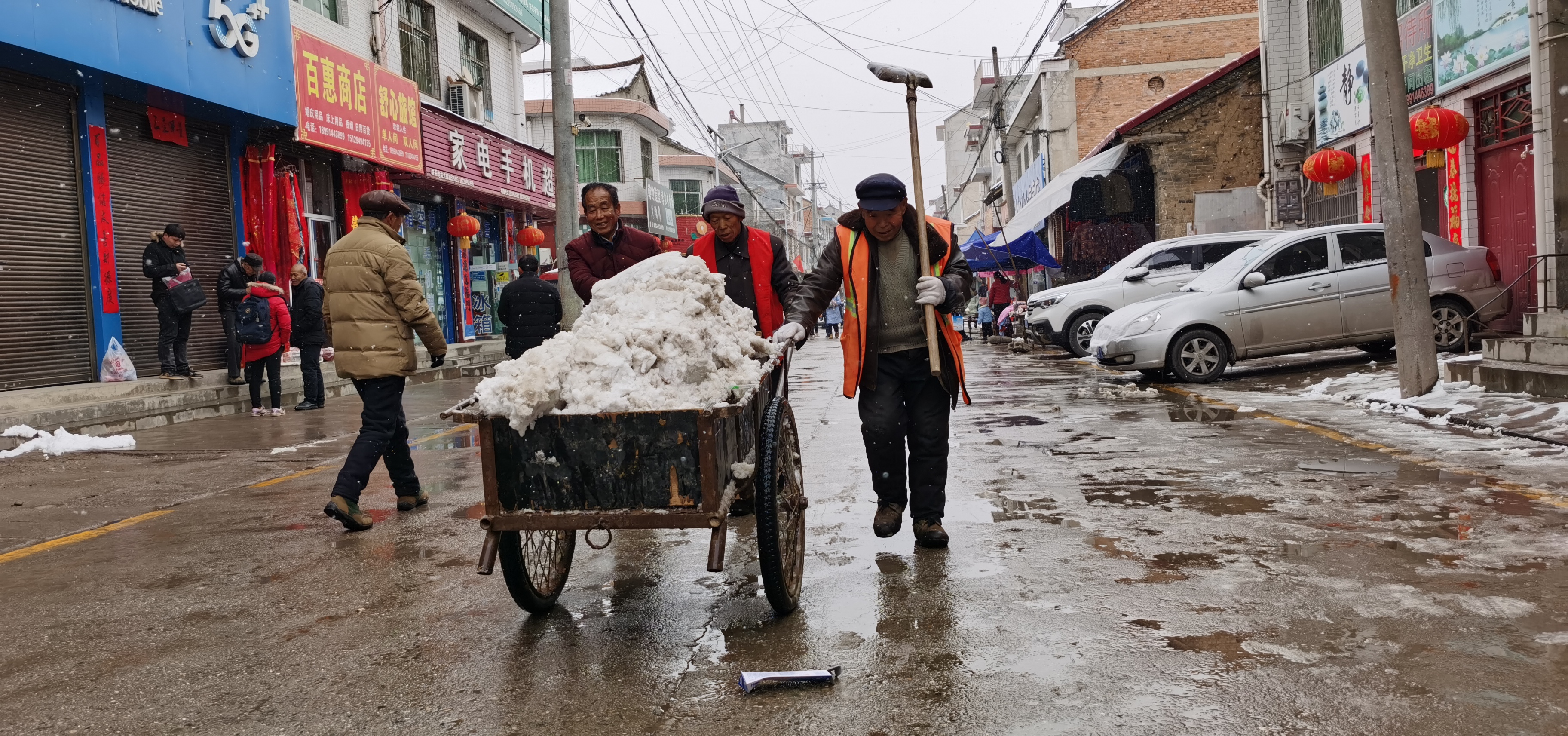 洛南县保安镇迅速行动清理积雪防滑倒