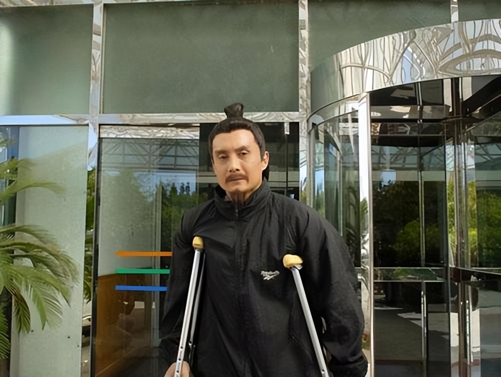 出国洗碗、扫厕所，被父亲告上法庭，王伯昭到底经历了什么？