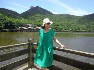 湖北老人收养女婴，捡垃圾供上大学，28年后女孩带老人自驾游全国