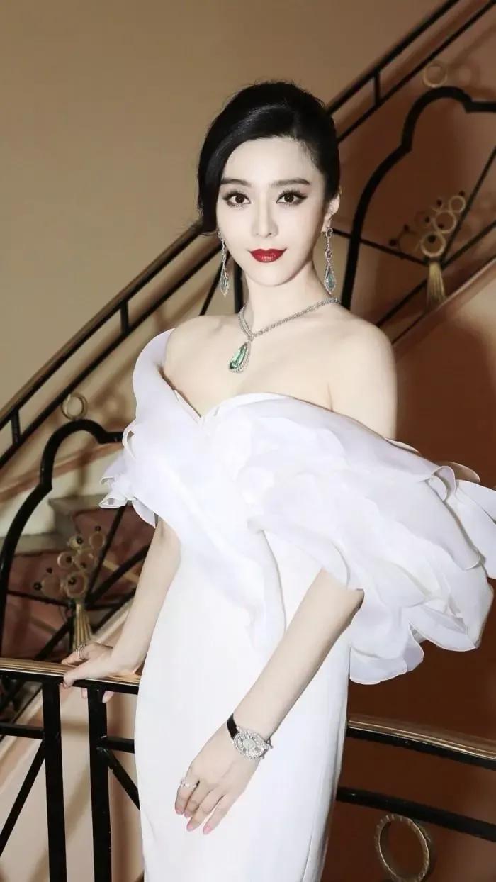 2018年，范冰冰如日中天，瞬间被崔永元射落，至今复出无望