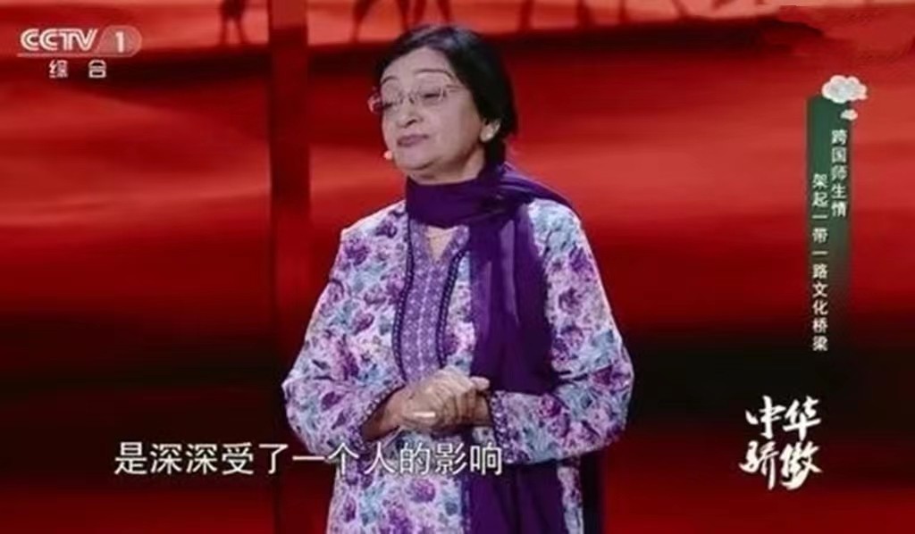 她出生巴基斯坦，求学北京名校，回国后担任汉语教师，曾登上央视发表演讲！