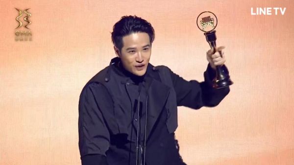 金曲奖／熊仔当评审夺作词人奖！上台急拍下一幕：没有内定