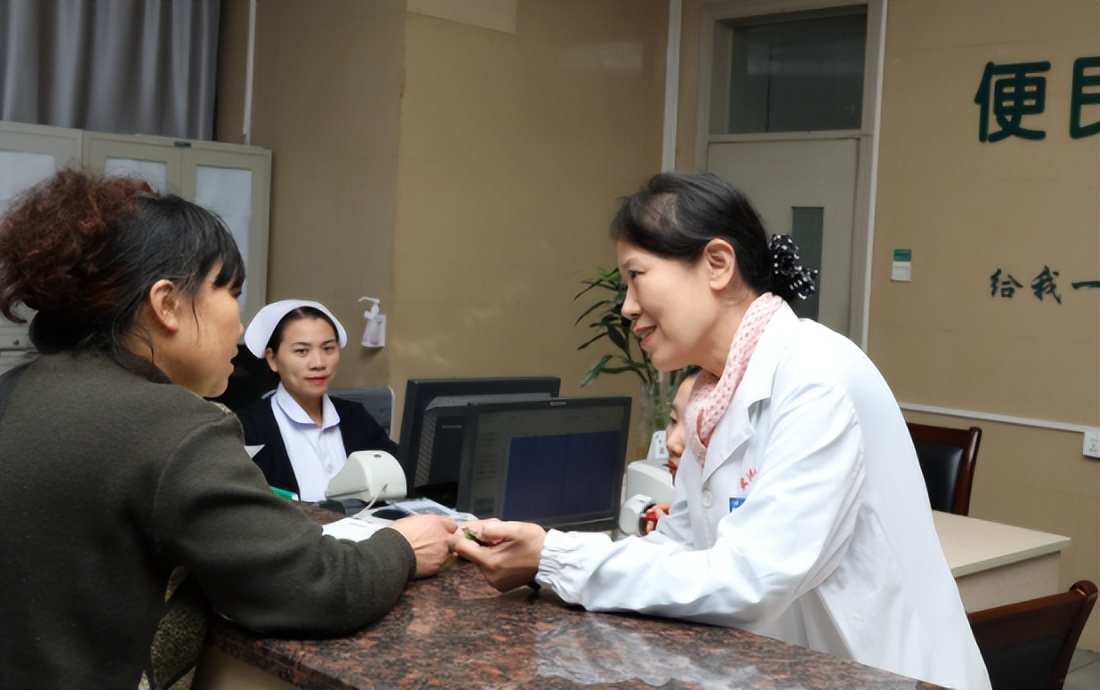 7年前43岁母亲不顾众人反对，强行将子宫移植给女儿，后来怎样了