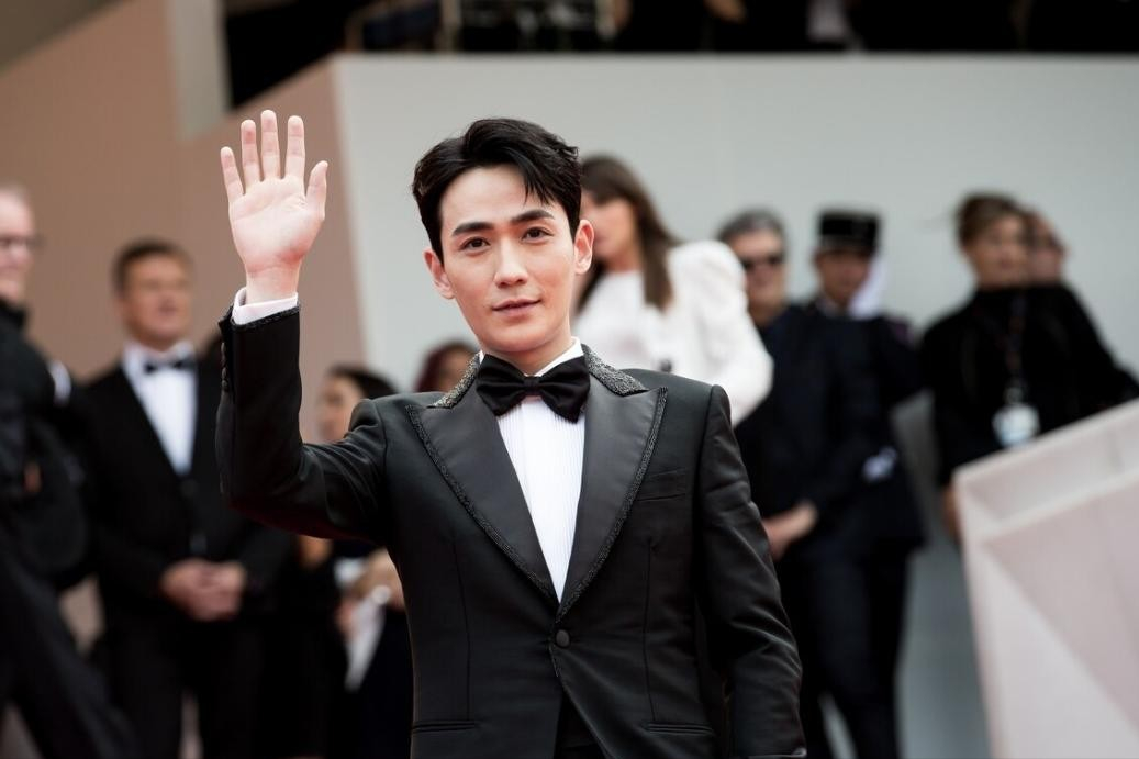 “小公爷”朱一龙，曾跑龙套10年，30岁逆袭成顶流，戏外仍未婚