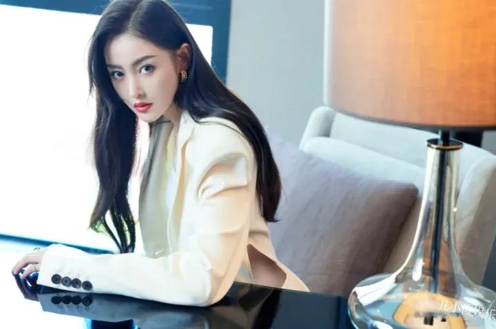 看似高冷却极好相处的反差女星