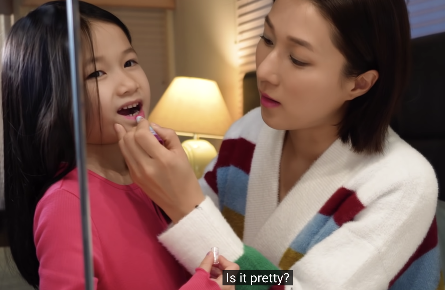 钟嘉欣和女儿为彼此化妆，英文粤语切换自如，Kelly表情古灵精怪