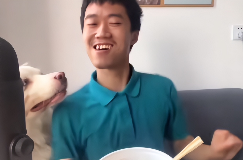 吃个桃桃后继有人，王甜心凭矫揉造作出圈，真实身份是985高材生