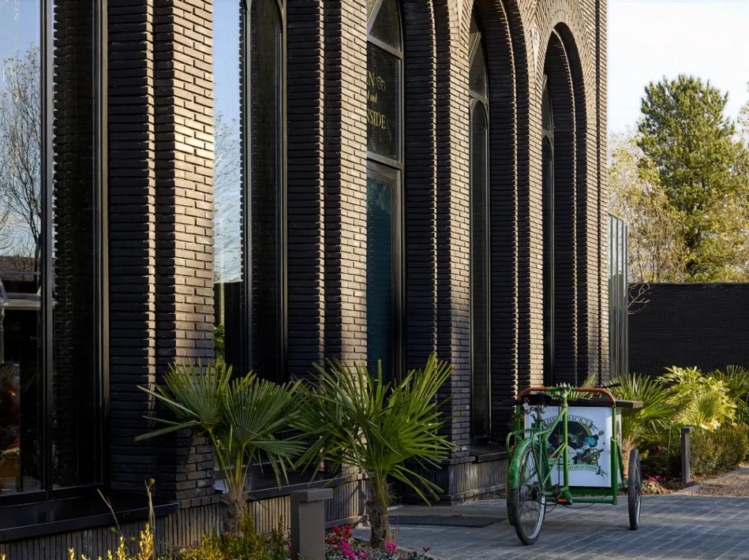 颇具特色的亨利爵士琴酒新酒厂