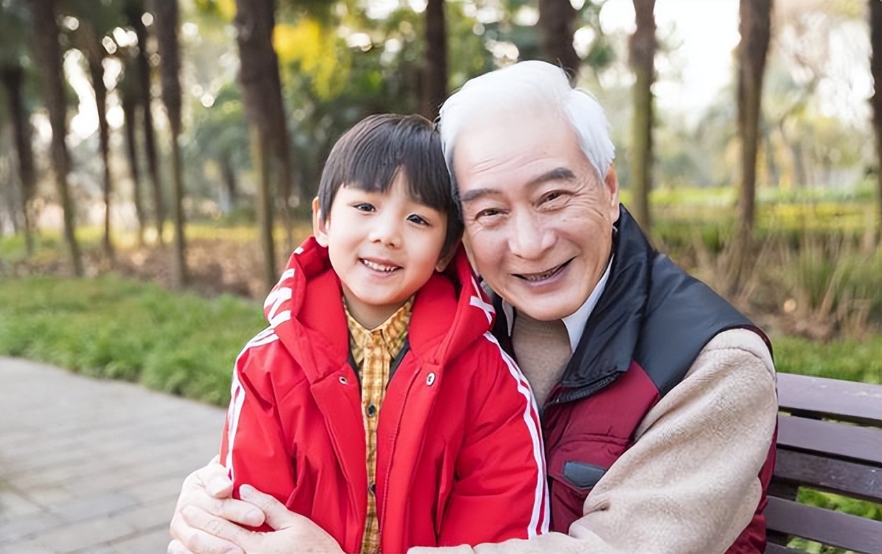 爷爷每天带孙子打牌不被看好,孩子进步让人佩服,方法简单可借鉴