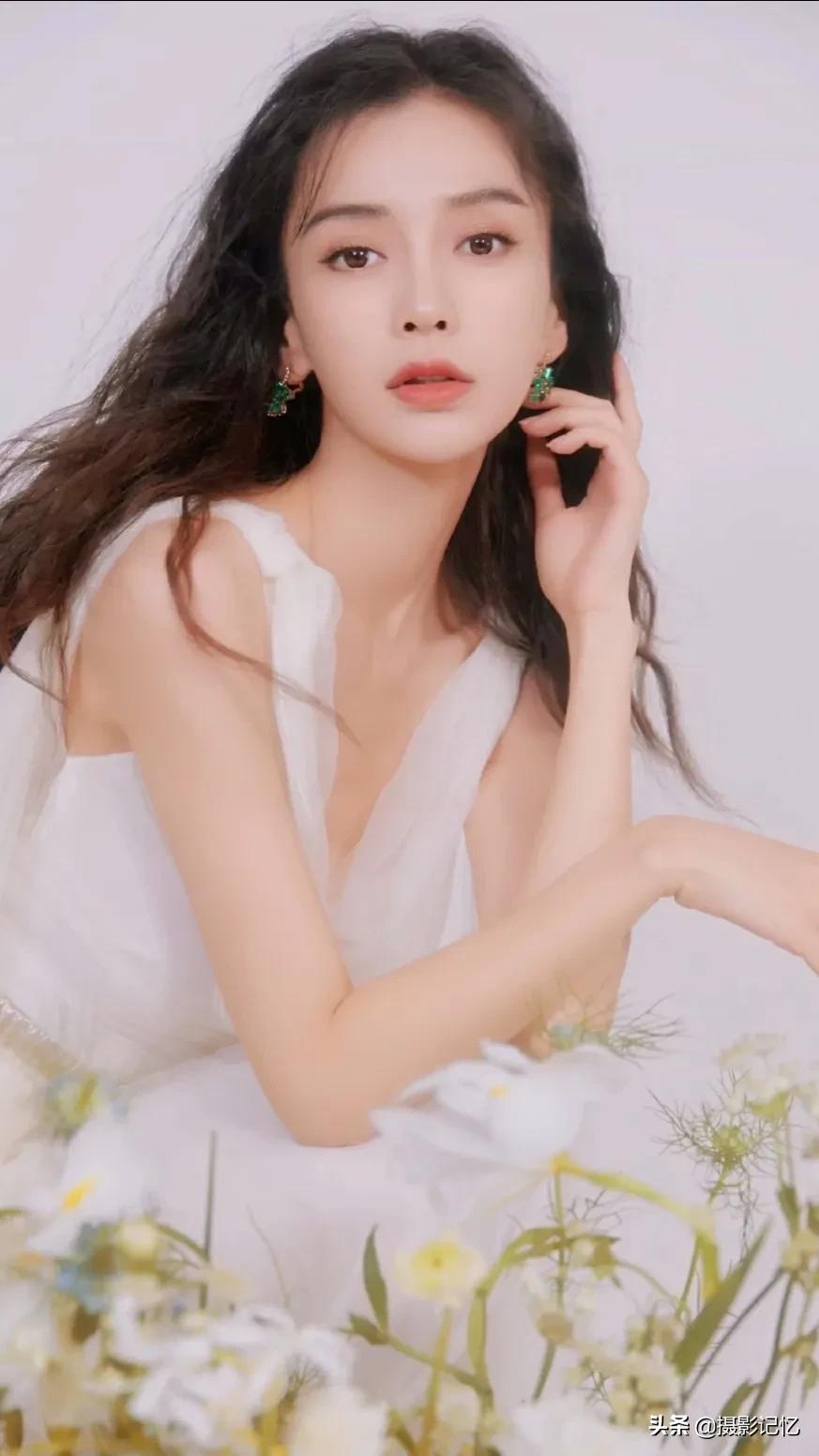 杨颖：其姊字惠芳，面目粲如画