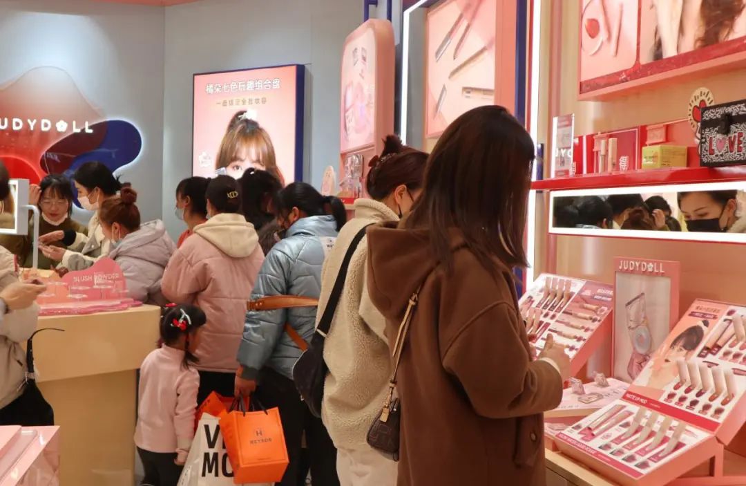 网红美妆，群战实体店