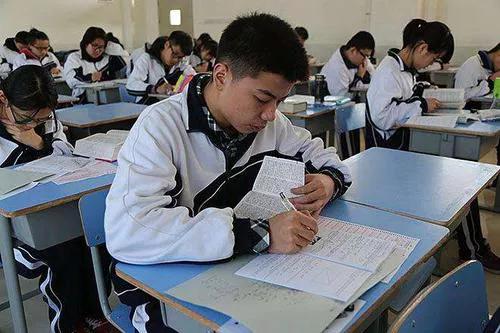 考生高考要迟到，路边乞丐付车费，十年后考生拿100万谢恩