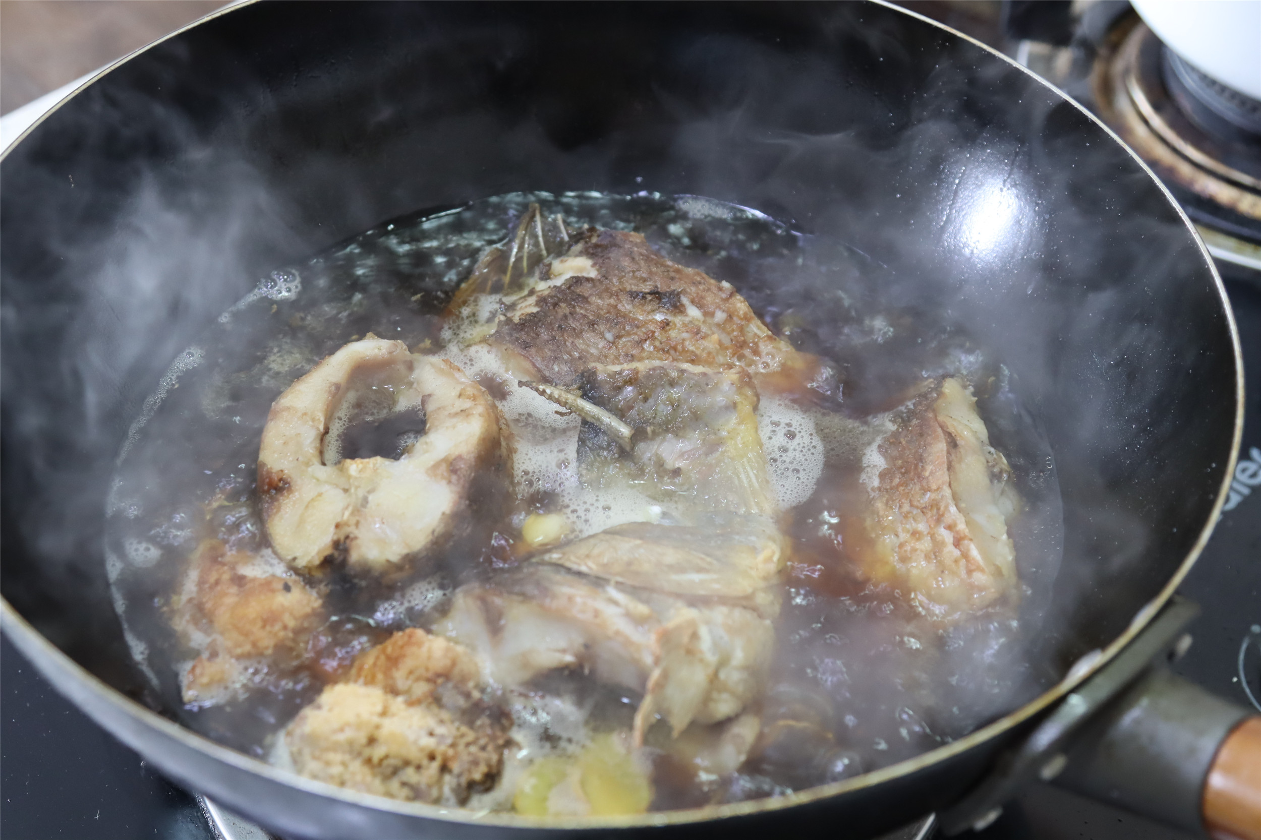 做紅燒魚，魚肉腥不入味？ 70歲奶奶教2招，魚肉軟滑鮮美，不夠吃