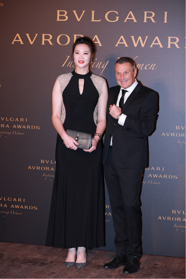 192cm的惠若琪气场真绝，一袭黑色长裙配丸子头，暴露壮实的身材