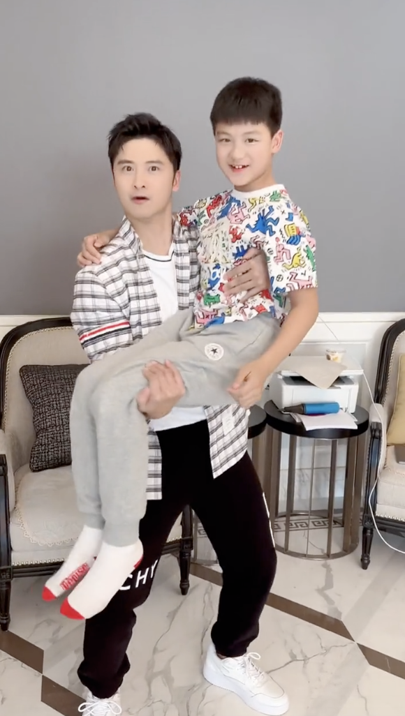 田亮将妻儿公主抱，森碟高挑身材藏不住，叶一茜被老公整蛊