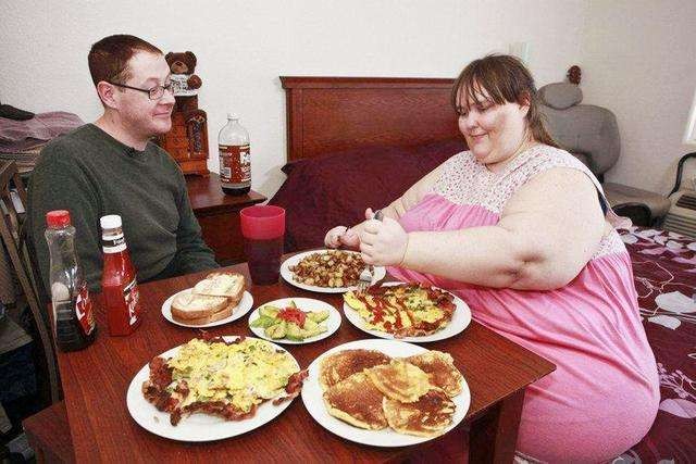世界上最胖的人（体重1450斤!嫁高富帅后生下2子）-第17张图片