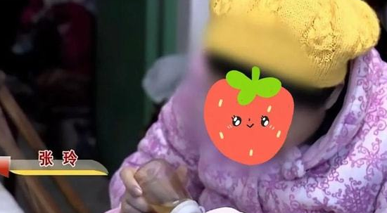 2015年湖南女大学生因爱精神失常，竟为50岁流浪汉生子，母亲崩溃