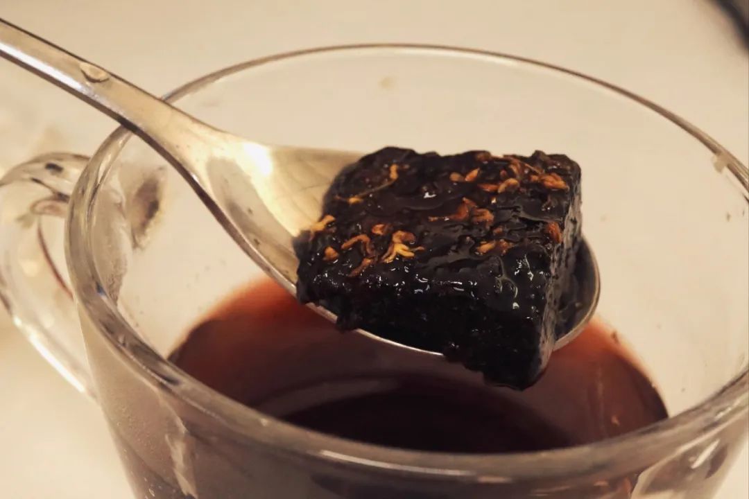 【原料】生姜2~3片,乌梅1~2个,红糖适量(一人份).