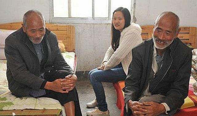 安徽光棍兄弟收养弃婴，给拖拉机装土赚奶粉钱，34年后女婴成教师