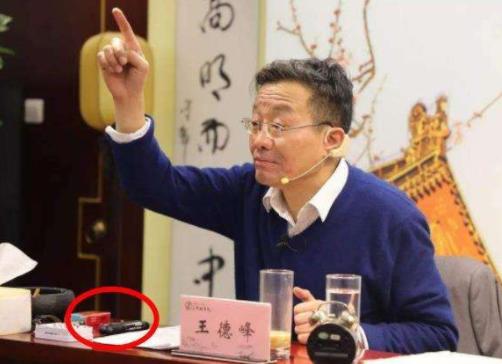 复旦大学老师上课香烟不断，一根接着一根抽，可学生却视若无睹