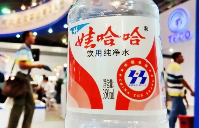 每年赚上亿利息，却穿廉价衣服舍不得坐飞机，首富请他吃饭都不去