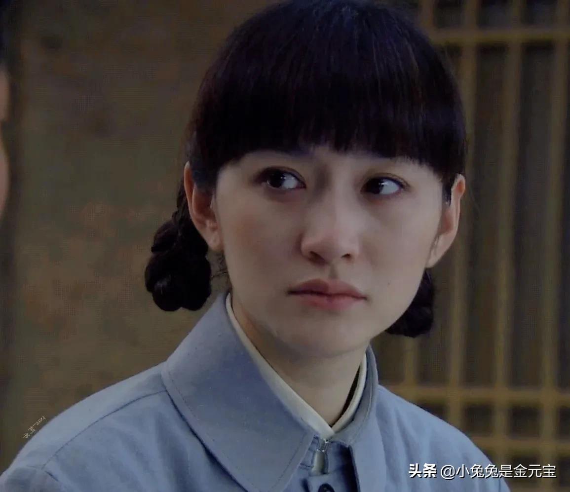 穿军装的李小冉 笑起来好可爱