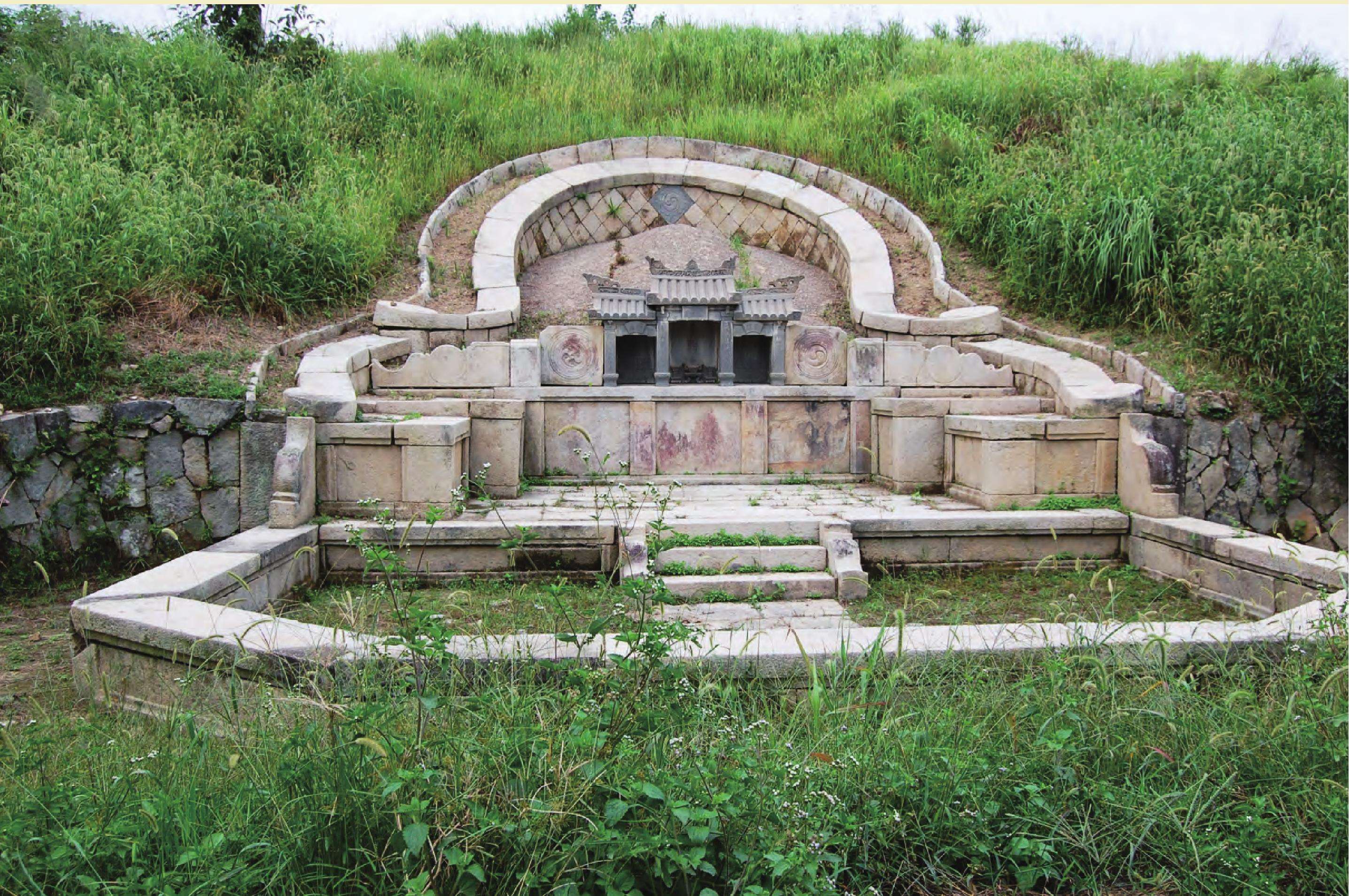 祖坟上放一物后代富贵 "坟边长竹须迁坟,坟前两物成富人",这两物指的