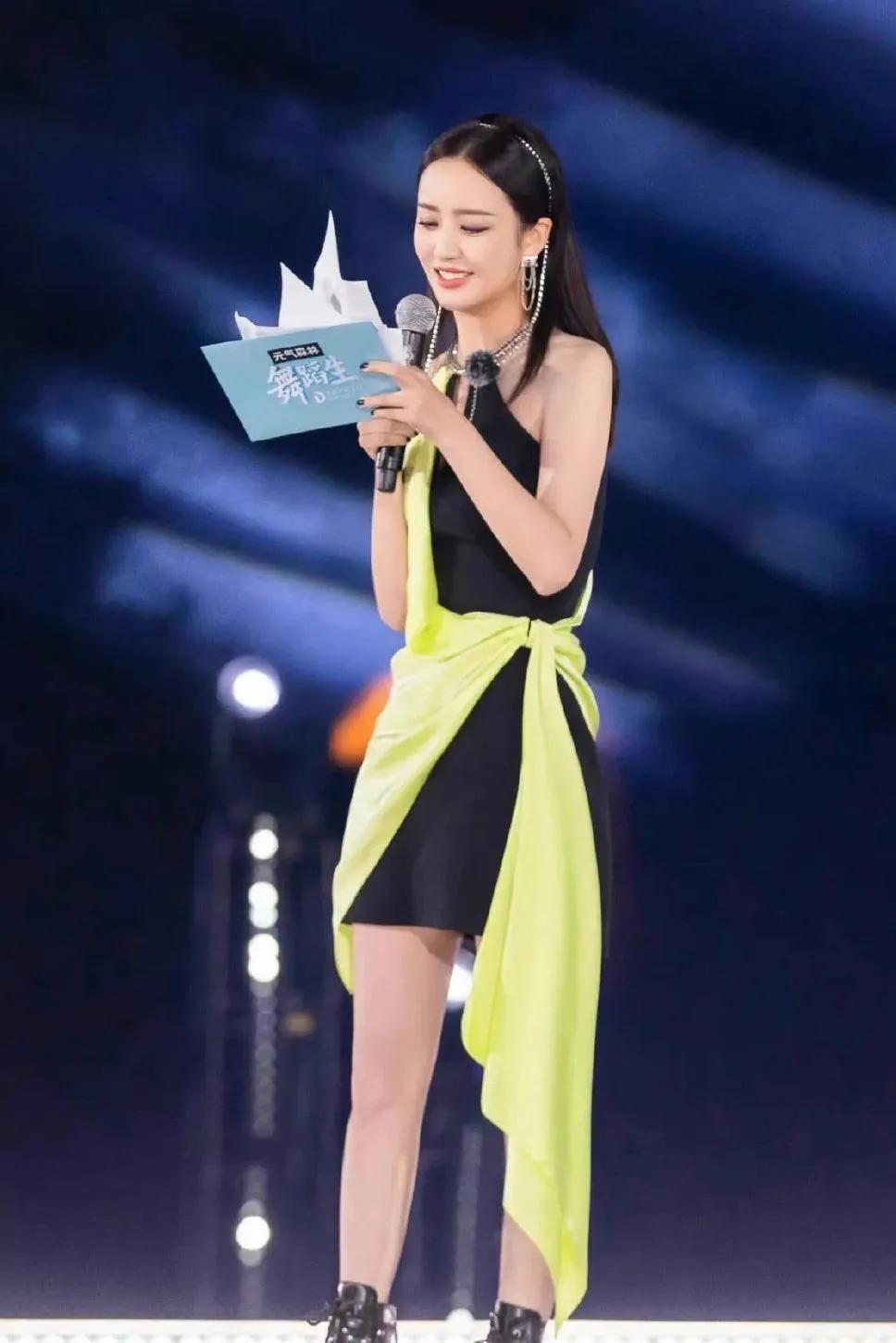 撞衫不可怕！吴谨言对佟丽娅说：“姐，咱俩撞衫撞的好啊！”