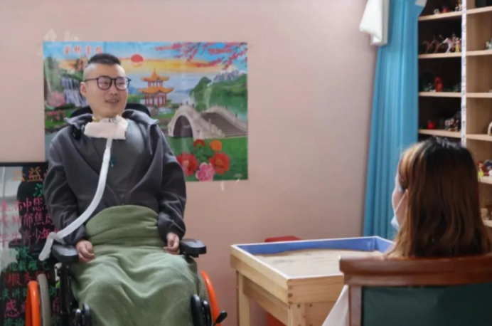 戴呼吸机的高位截瘫消防员(什么时候轮到我死！2013年，山东90后消防员高位截瘫)