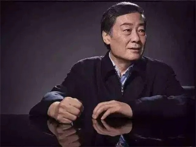 每年赚上亿利息，却穿廉价衣服舍不得坐飞机，首富请他吃饭都不去