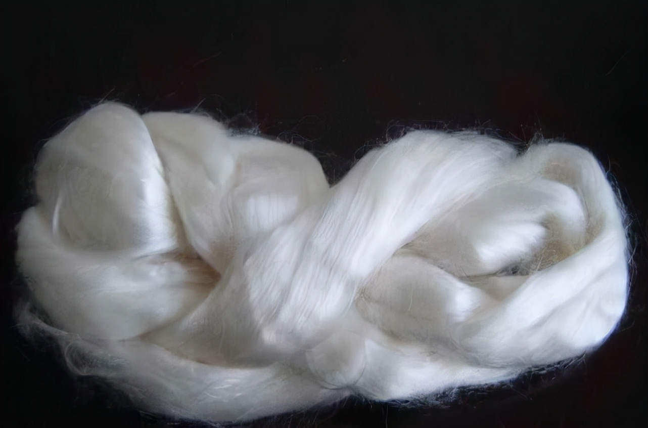 富强纤维,富强纤维是粘胶纤维的改良品种,纯纺可做细布,绸等,与棉,涤