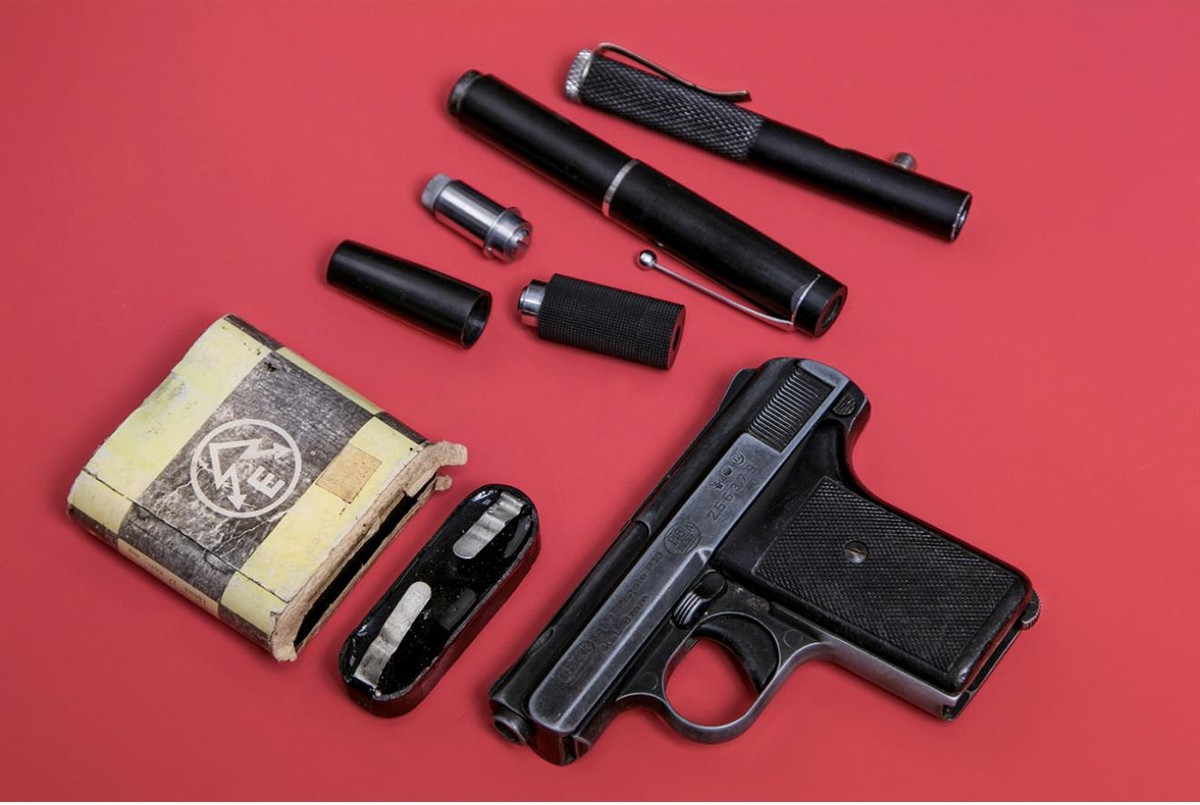 镜框里装毒药瓶树枝内暗藏玄机前苏联缴获的各种特工设备