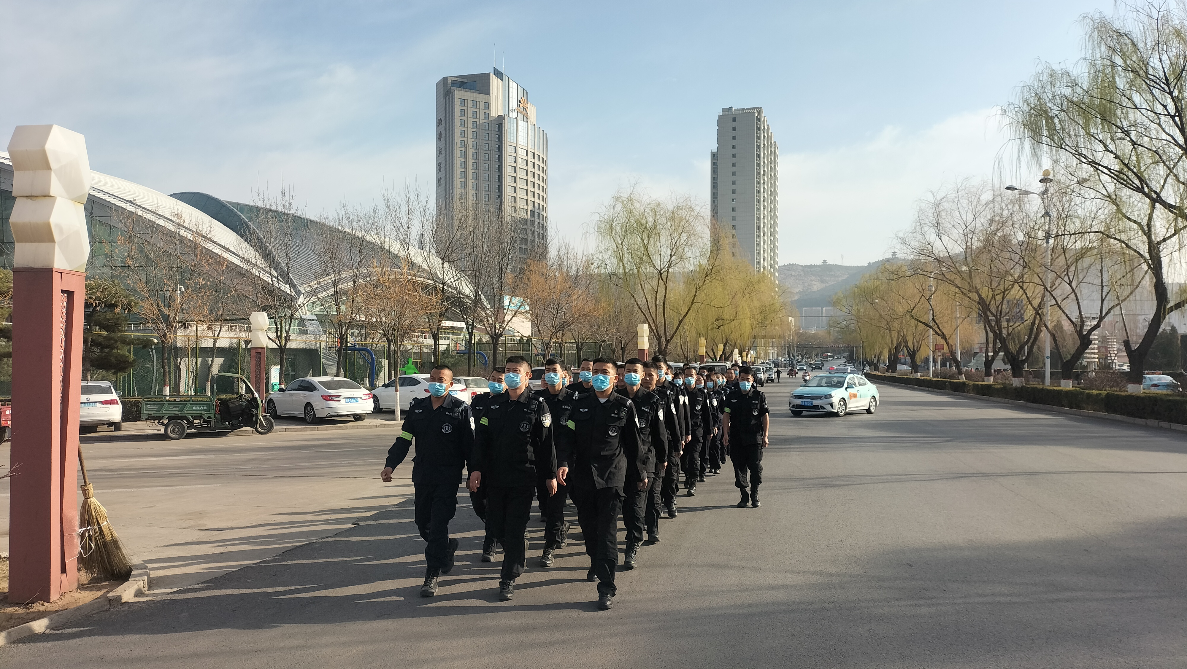 神木市公安局巡特警支队开展常态化徒步拉练
