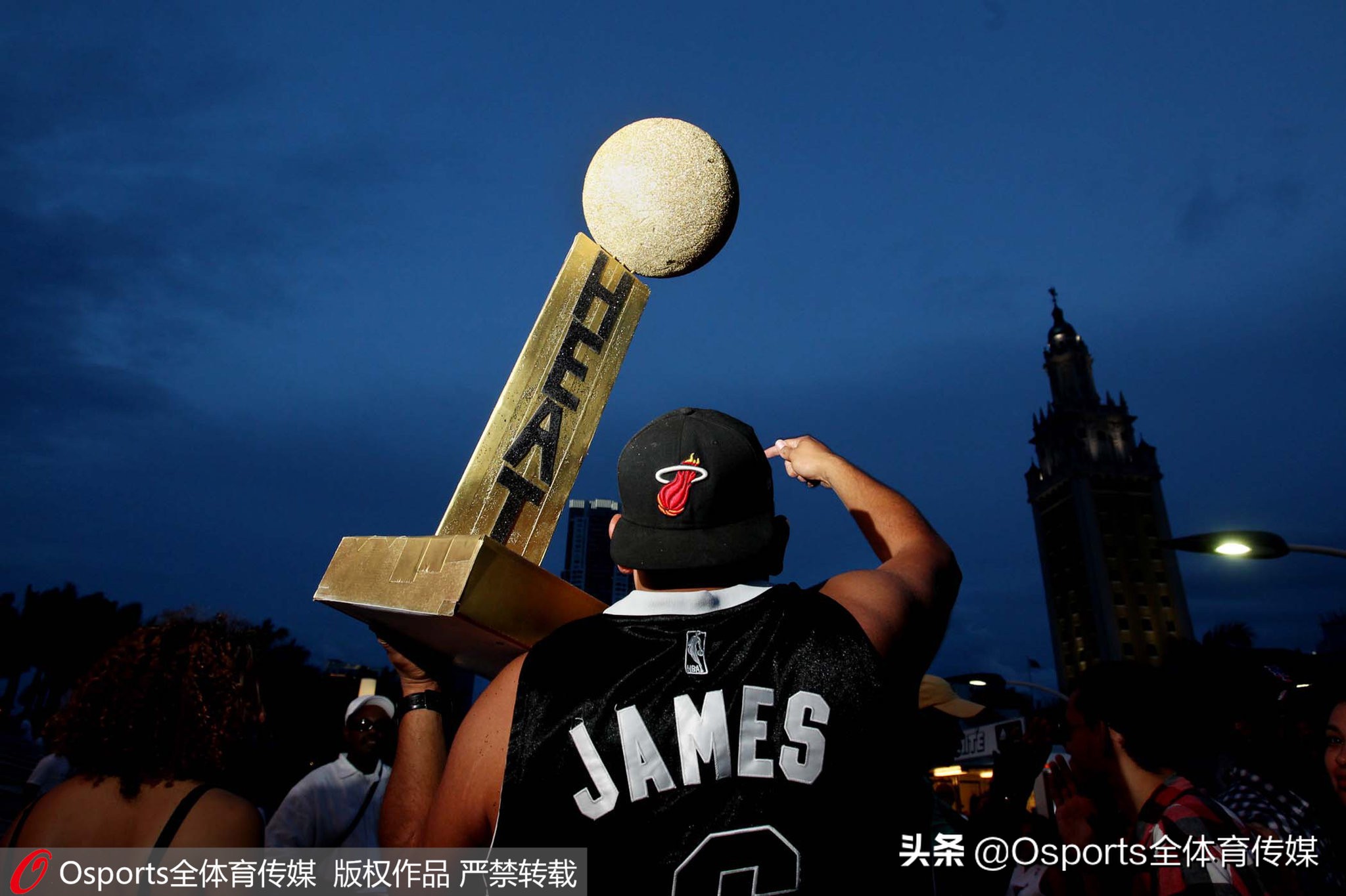 2012NBA总决赛第一场录像(历史上的今天——詹姆斯拿下生涯首冠)