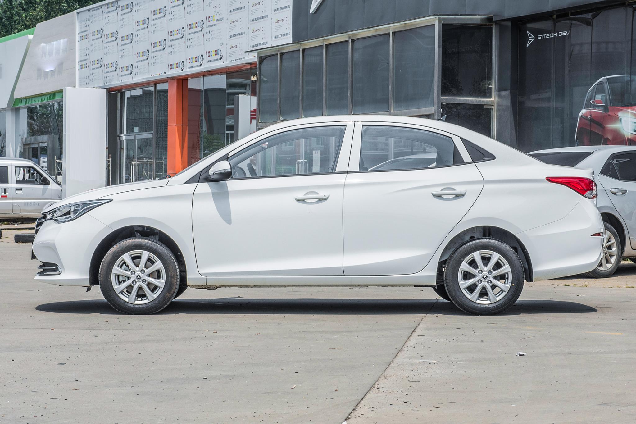 体验长安悦翔,三厢小轿车,耐造皮实,百公里油耗低至5.4l