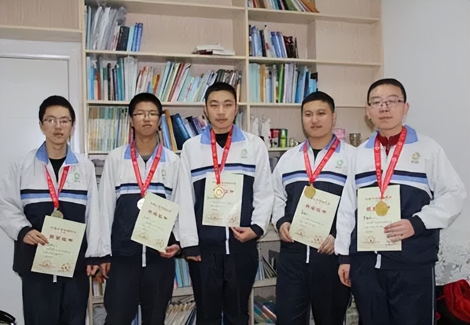 湖南4名学生签约清北，皆为奥数竞赛金牌得主，且出自同一所中学
