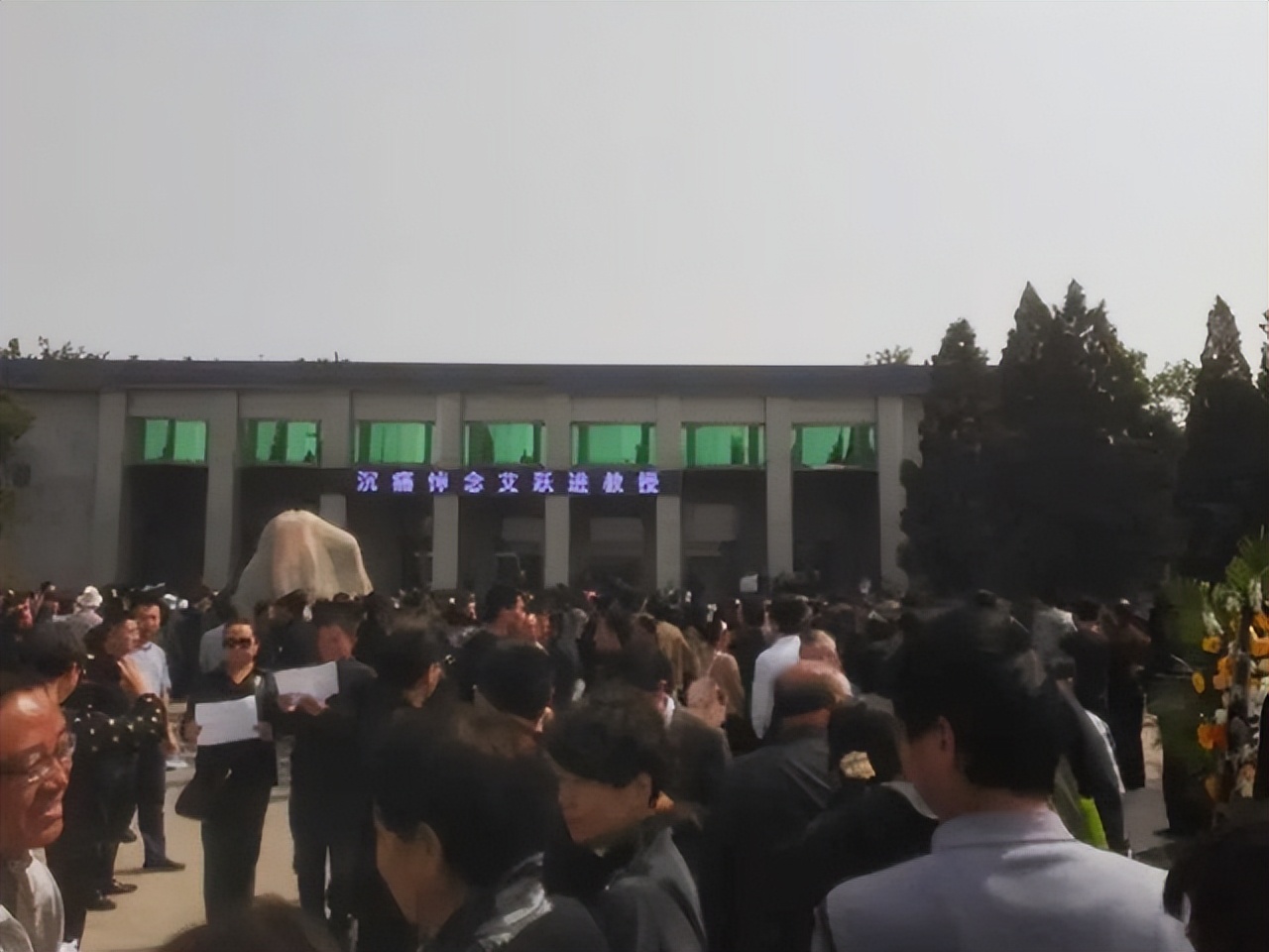 2014年艾跃进确诊胃癌，手术过后还未静养，偷偷回校连上8天课