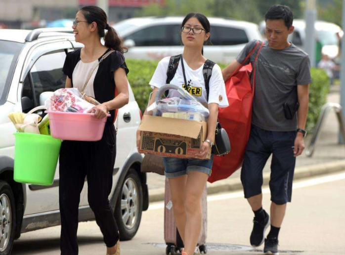 大学生每月生活费等级划分，顶级羡煞旁人，一级却要自力更生