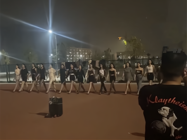 性感大学生照片全集（河南职业大学女生晚上集体）