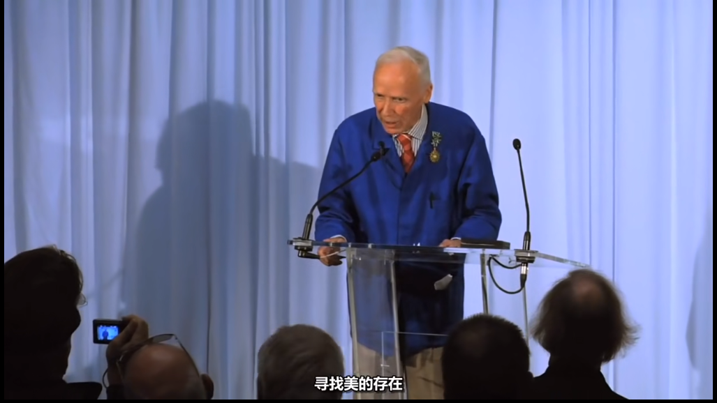 老头看到黑丝狂拍，却没人敢白眼！被封街拍之神的他，名震时尚圈