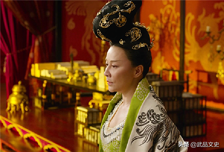 俗语：“窗户再大不是门，女人再强不是人”，看似骂人，实则夸人